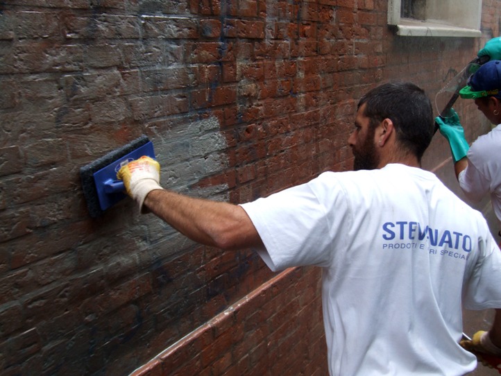 Rimozione graffiti 3 - Stevanato | Soluzioni per umidità e infiltrazioni