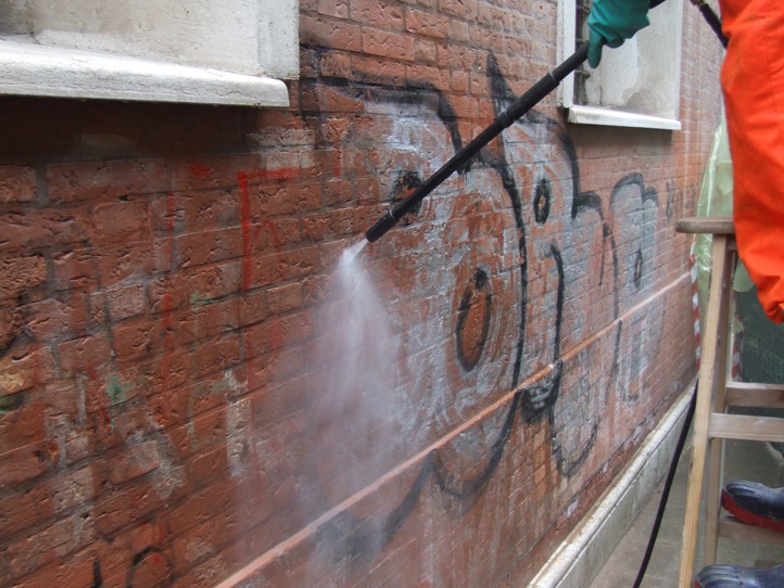Rimozione graffiti 2 - Stevanato | Soluzioni per umidità e infiltrazioni